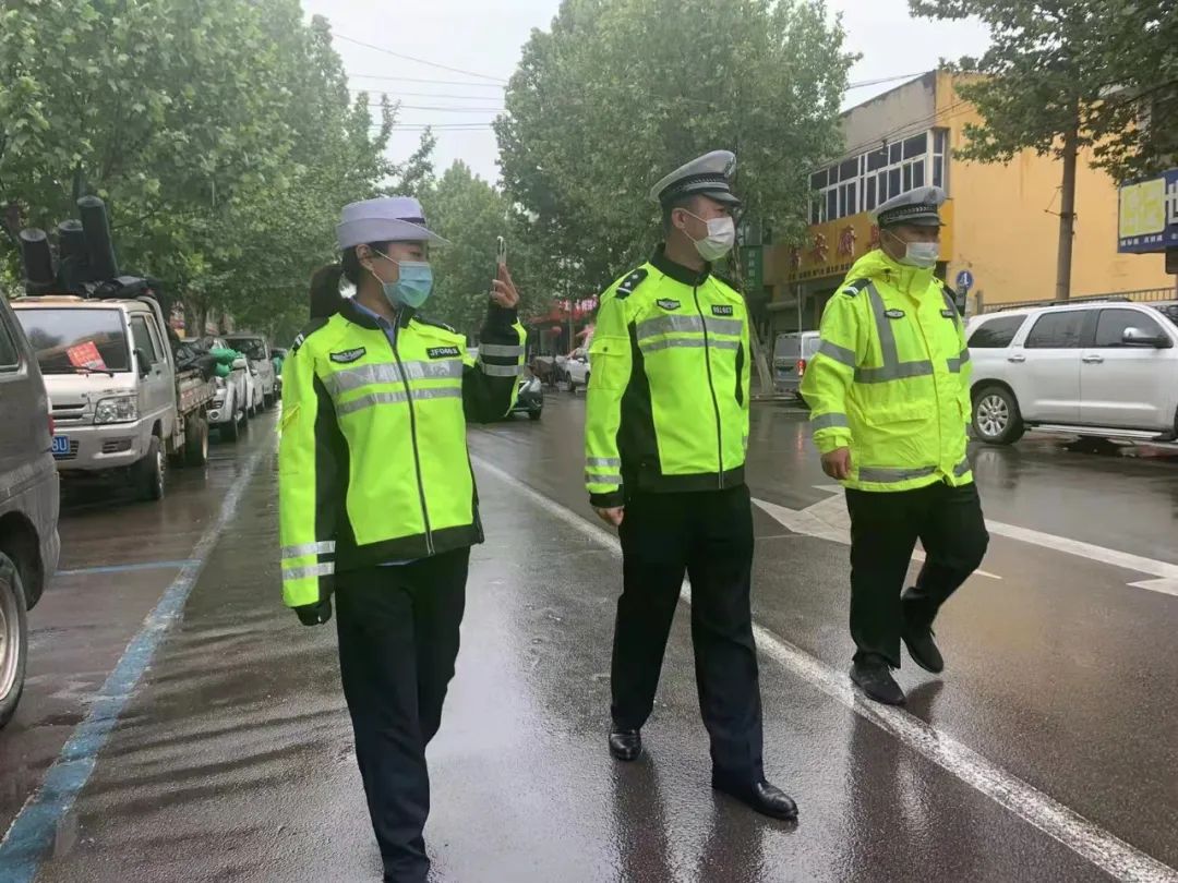 诸城交警冒雨开展市场街整治行动！